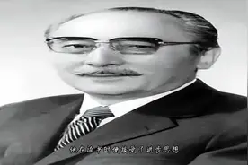开国典礼上，一位头戴黑礼帽的年轻人站在毛泽东身后，他是谁？视频封面
