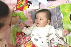 出生五个月大的婴儿，奇葩母亲第一次逗孩子，过程太搞笑憋不住啊视频封面