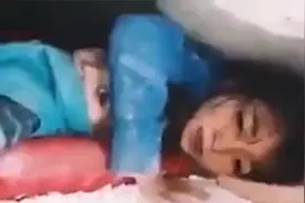 土耳其强震后7岁女孩在废墟中 用手护着弟弟17个小时坚持到得救视频封面