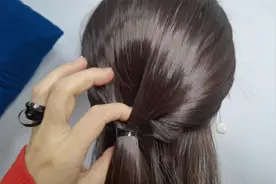 头发长又顺滑这样扎发型，盘起来更显气质，发型优雅还不爱掉