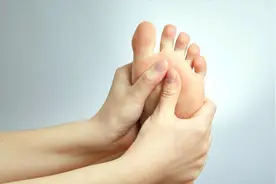 脚趾间糜烂变成“烂脚丫”，原来是这些原因，早看早预防视频封面