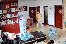 妈妈带娃一分神发现孩子不见了 满屋寻找最后把自己逗乐了视频封面