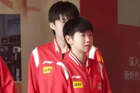 孙颖莎载誉回国！马不停蹄参加活动，大合影C位，站在刘国梁旁边视频封面