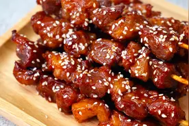教你一招做秘制烤串，鲜嫩可口健康无油，比街边卖的还好吃！视频封面