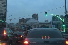 国外新型红绿灯“亮”了！交警表示，国内装上扣分罚款能减少9成视频封面