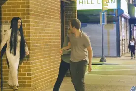 国外恶搞：晚上扮成女鬼出来吓人，把路人吓破了胆！视频封面