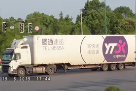 实拍圆通快递超长重型运输挂车，这是什么品牌拖头视频封面