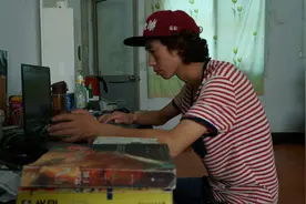 摩擦摩擦，靠神曲成名的庞麦郎开店卖滑板鞋：因收入无法维持音乐视频封面