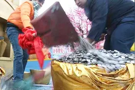 扔进景区“许愿池”里的硬币最后都去哪了？今天可算明白了视频封面