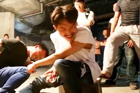 群演靠拧大腿模拟中弹反应，发出疼痛的吼叫，周围群演都被感染视频封面