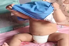 1岁娃自己穿衣服，接下来这操作，原谅我不厚道地笑喷视频封面