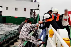 广东徐闻海域一货轮进水沉没，6名船员落水 救援人员成功救助视频封面