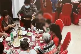 服务员热汤没端稳烫伤3岁孩子 饭店：用饭钱抵医药费