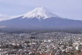 日本警方为富士山可能喷发做准备：火山灰将落在东京都市圈视频封面