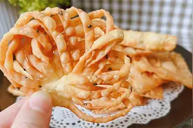 麻叶炸好了一捏心都跟着碎，技巧都在和面上，过年包饺子拌馅特香