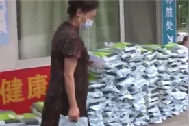出奇招！深圳鼓励市民接种第二针疫苗，街道“花式”送礼品视频封面