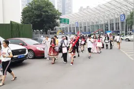 成都漫展门口全部都是豪车一起看看兰博基尼和宾利差点以为5个8视频封面