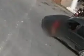 巴西男子开摩托与轿车擦撞 整条小腿被扯断血淋淋挂在车边！视频封面