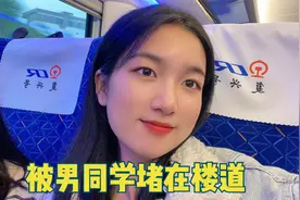 大学妹被男同学疯狂追求，一个人被堵在楼道，讨厌得不行又没办法