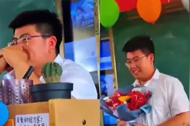 毕业季男老师没收到花，坐讲台上偷偷抹眼泪，下秒惊喜大笑视频封面