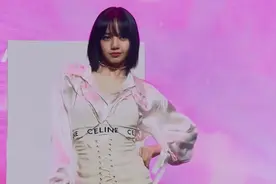 Lisa确诊感染新冠，回顾其名场面舞台，舞姿性感火辣让人沉醉视频封面