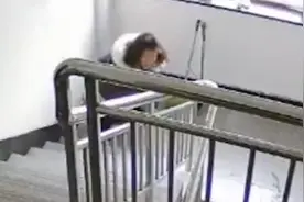 素质碎一地！吉林一女子楼道内随地小便，监控拍下全程视频封面
