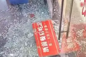 熊孩子玩玻璃门突然炸裂 男孩瞬间被玻璃碎片砸倒视频封面