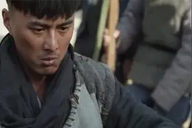 战火：女兵平时穿军装，换上一身旗袍后，小伙看傻了视频封面