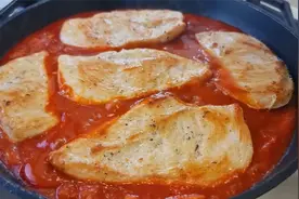 蔬菜熬成汁，放上鸡胸肉吸收汤汁，出锅满嘴汁水，一学就会的做法