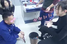 95后消防员被同龄女孩叫叔叔一脸娇羞 网友：别紧张，那是尊称视频封面