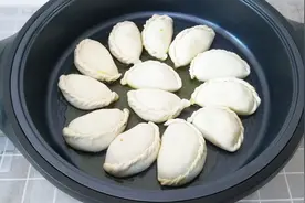 爱吃韭菜盒子试试这样做，薄皮大馅，5分钟出锅，做法简单又好吃视频封面