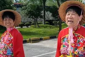 江西解放军抗洪任务完成返程，大妈们穿花衣带腰鼓激动赶到服务区