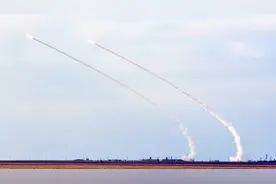 不顾警告，一架以色列军机闯入叙利亚领空，俄军S300果断开火击落