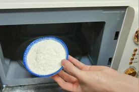 把面粉放进微波炉里，没想到这么厉害，第一次见这做法，真解馋视频封面