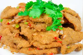 厨师长买一块牛肉，做成小牛排，从腌制到烹饪，详细讲解