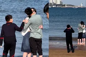 情侣海边拥吻让人帮拍照，谁料吻得忘我太缠绵，男孩：没完了是吧视频封面