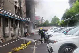 河南一临街小吃店着火，火苗瞬间蹿3楼，消防三进三出抱出煤气罐