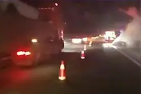 突发！合安高速合肥方向中断，现场浓烟滚滚视频封面