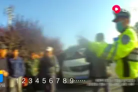 面包车超载被逮个正着，核载8人硬塞进13人，车内还都是老大爷视频封面