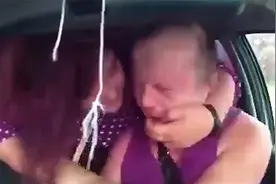 实拍：女乘客连续重拳殴打出租车司机 挖眼、抠嘴、抢方向盘！视频封面