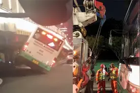 武汉一公交车斜插入立交桥下，半车悬空动弹不得，车上仅司机1人视频封面
