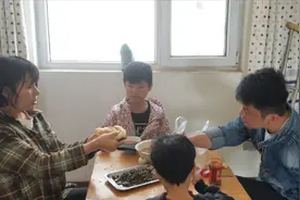 东北残疾姑娘远嫁山东独臂小伙，结婚9年都是姑娘做饭，看做的啥视频封面