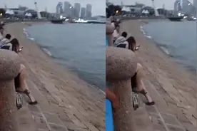 家长带娃跨护栏看海青岛大哥劝回：涨潮时候很危险视频封面