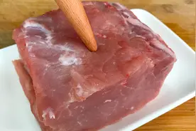 瘦肉想要嫩如豆腐，原来是有窍门，教你正确做法，没牙老人也能吃