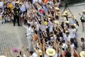 王俊凯演唱歌曲《我们都是追梦人》视频封面