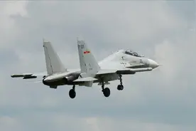 歼10S对阵苏30，发动机开加力超音速飞行，双发重战被一锅端视频封面