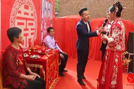 婚礼现场新娘先喊爸还是先喊妈环节，看今天的新娘如何聪明回答视频封面