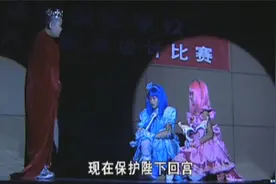 莉莉把美琪美雪衣服弄破，无意间隐身到台上，好尴尬啊