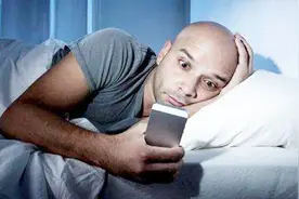 睡前躺着玩手机的危害你知道吗？这个视频告诉你，放下你的手机吧