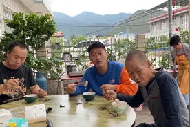 家蒙烧烤吃上火了，嬢嬢说要给他炖一锅好东西，一般人都扛不住视频封面